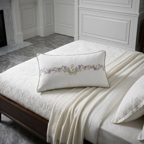 ALMOFADA GUIRLANDA ANGELA MASSONI BRANCO/LILAS 30X60