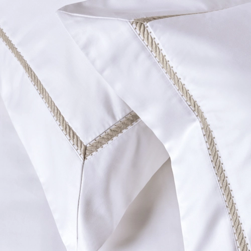 ALMOFADA FREZZANO 1000 FIOS BORDADO TRUSSARDI BRANCO/LEGNO -