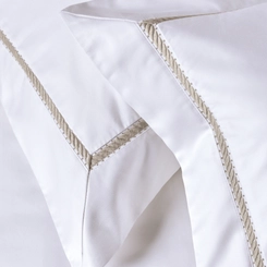 ALMOFADA FREZZANO 1000 FIOS BORDADO TRUSSARDI BRANCO/LEGNO - BRANCO/LEGNO
